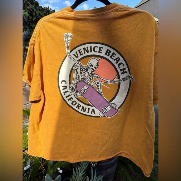 Fifth sun: Venice Beach Graphic Tee in Mustard - Picture 5 of 13